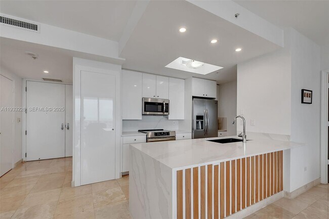 Building Photo - 848 Brickell Key Dr