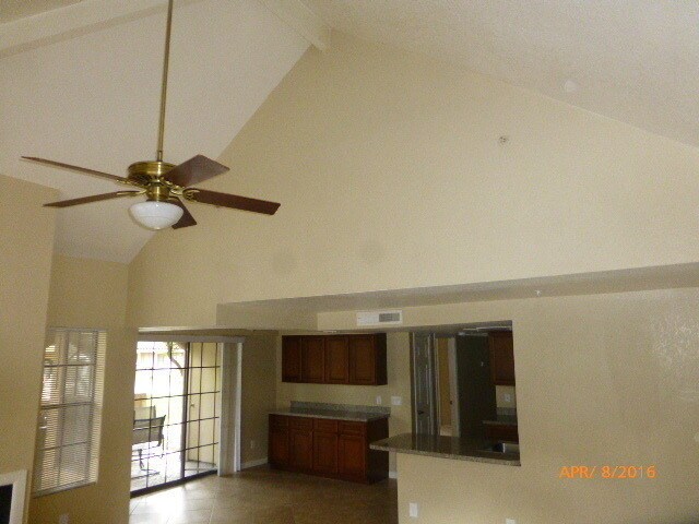 Foto del edificio - 1211 N Miller Rd