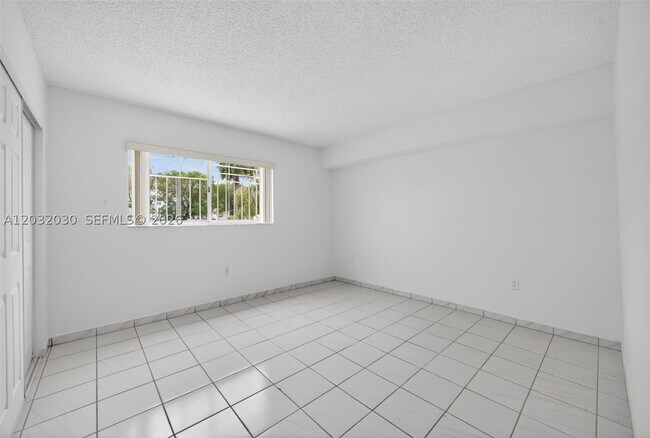 Building Photo - 800 SW 104th Ct