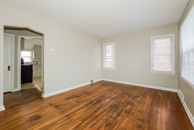 Building Photo - Darling 3 Bedroom Home