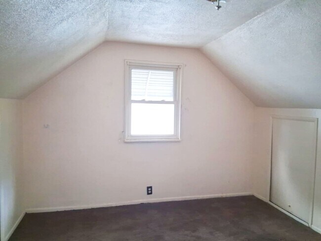 Foto del edificio - 3 BED 1 BATH SINGLE FAMILY HOME!
