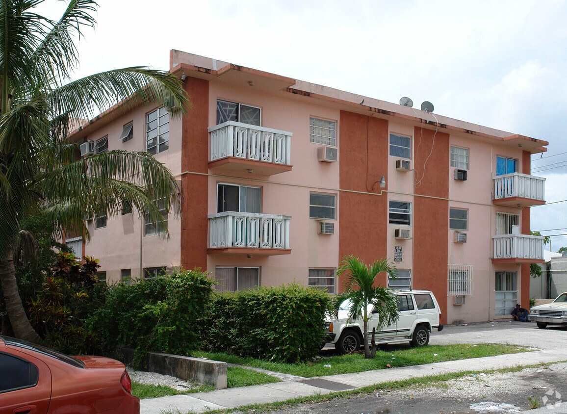 Building Photo - 2150 SW 5th St