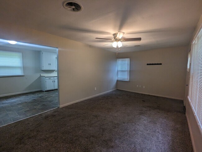 Foto del edificio - 3 Bedroom House in Boonville