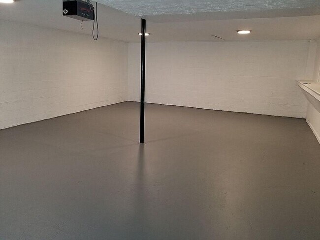 Foto del edificio - 4 bedroom 3 bath NE Columbus/ Ft. Moore
