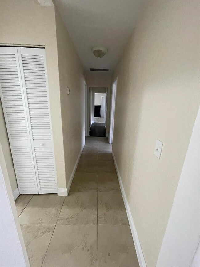 Foto del edificio - 5 bedroom in Dania FL 33004