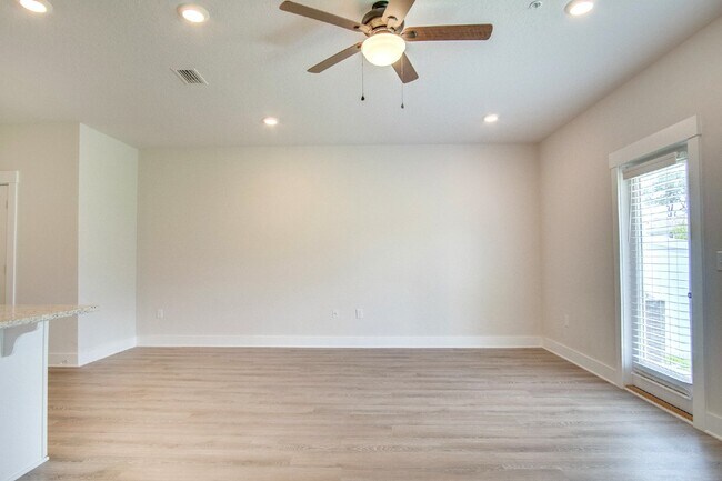 Foto del edificio - Spacious North Pensacola Townhome Featuring Modern Finishes, Granite Kitchen, Private Garage, Com...