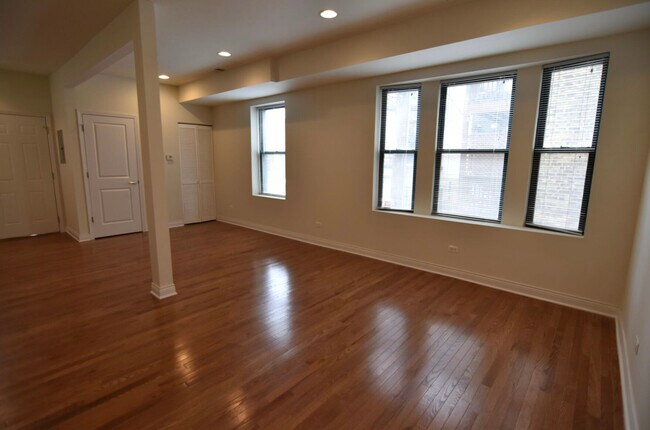 Building Photo - 3115 N Sheffield Ave