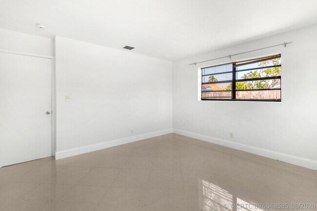 Building Photo - 477 NE 35th St