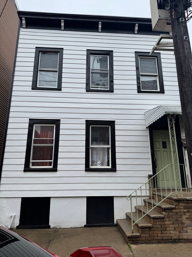 Building Photo - 96 Nichols St