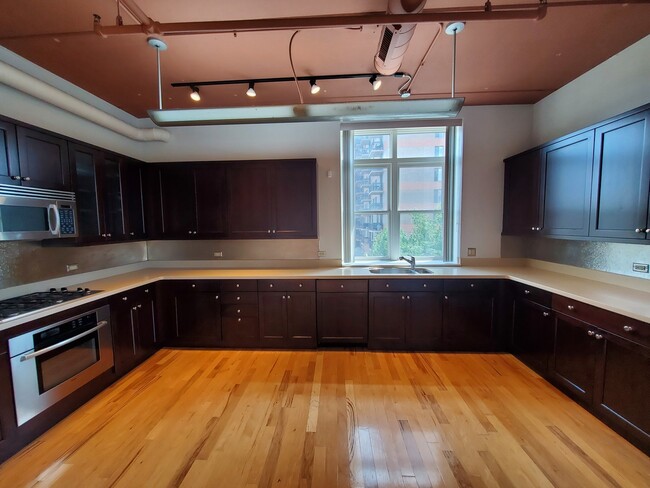 Building Photo - 10 S Dunton Ave