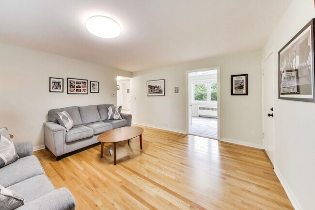 Foto del edificio - 6407 N Normandy Ave