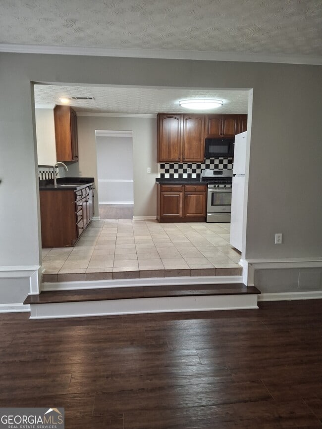 Building Photo - 235 Vaness Dr