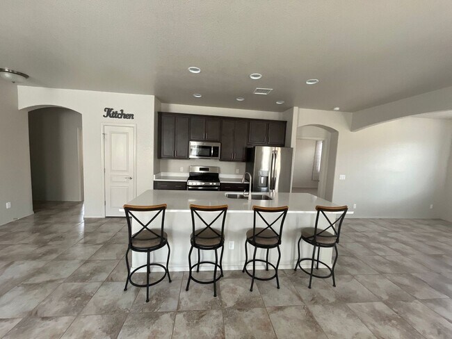 Foto del edificio - Lovely 3 bedroom home with 3 car garage