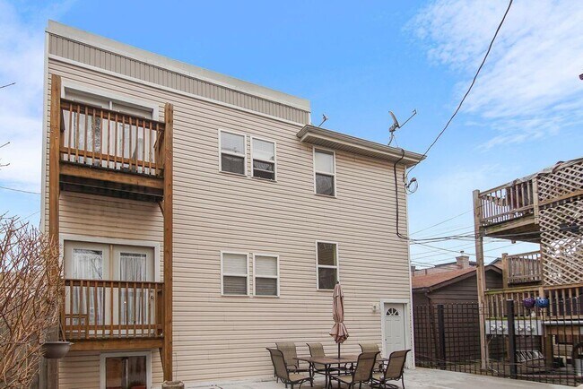 Foto del edificio - 2141 N Point St
