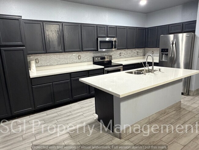 Building Photo - 670 E Palo Verde St