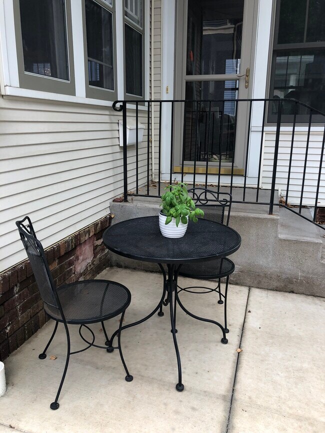 Building Photo - 998 Linwood Ave