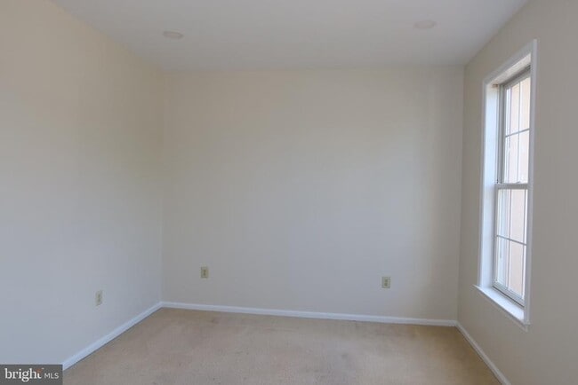 Building Photo - 1631 W Thistle Dr