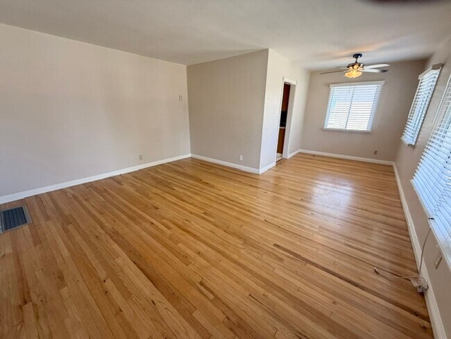 Foto del edificio - 6008 Greenmeadow Rd
