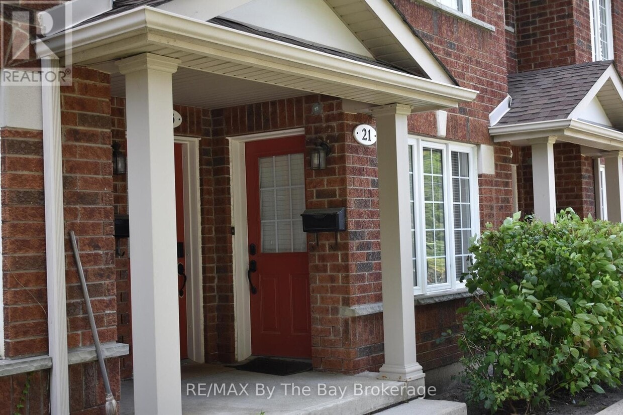 Primary Photo - 21 Raglan St