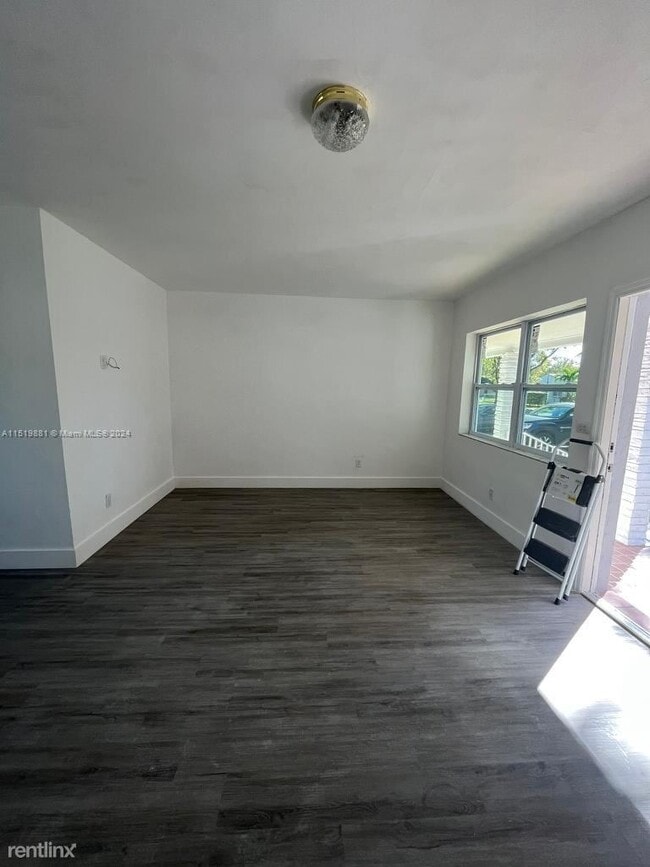 Building Photo - 2 br, 1 bath House - 5825 SW 9th Ter