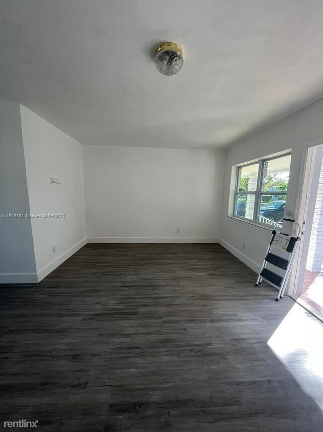 Foto del edificio - 2 br, 1 bath House - 5825 SW 9th Ter