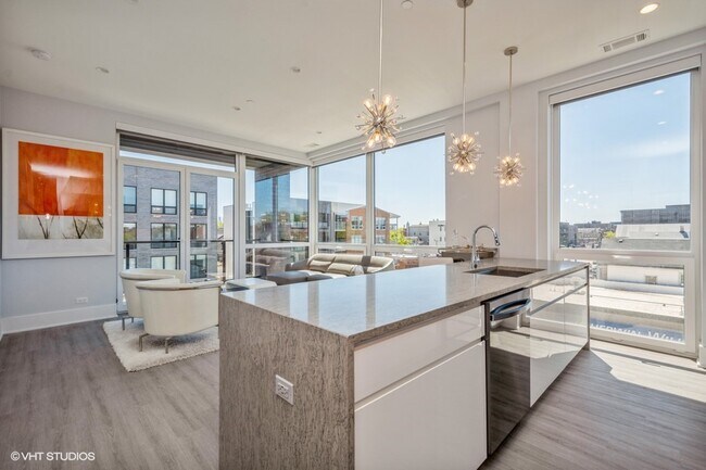 Foto del edificio - 1700 N Western Ave