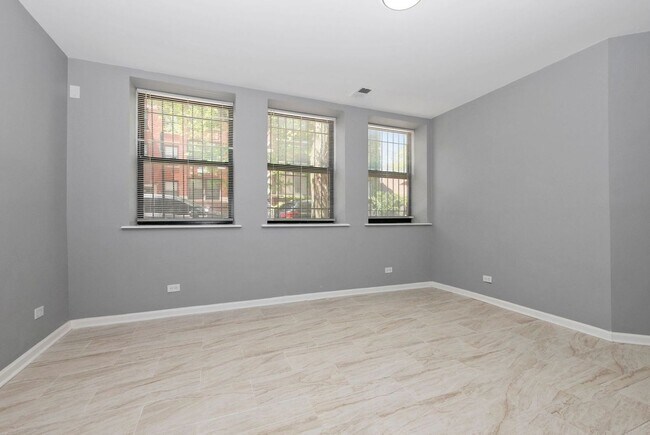 Foto del edificio - Two Bedroom in South Shore