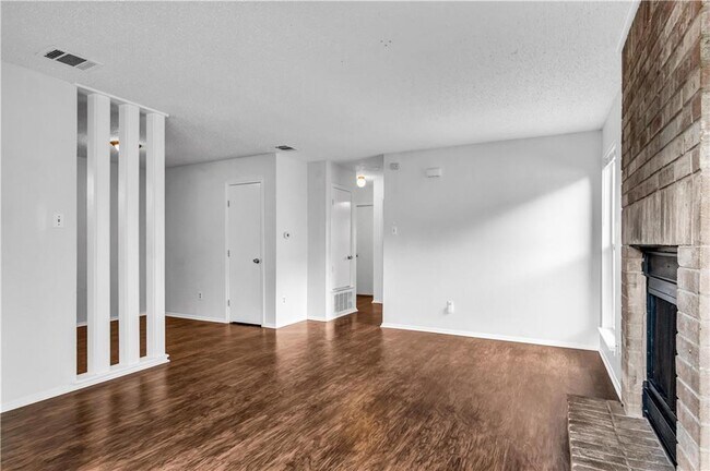 Foto del edificio - 2112 Donahue Ln