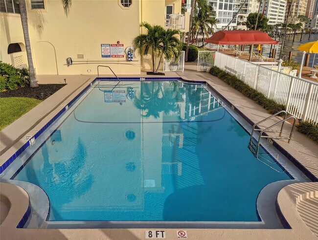 Foto del edificio - 341 N Birch Rd