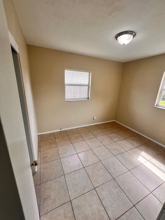 Foto del edificio - 5128 16th St N