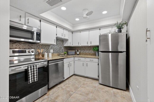 Building Photo - 935 N Halifax Ave