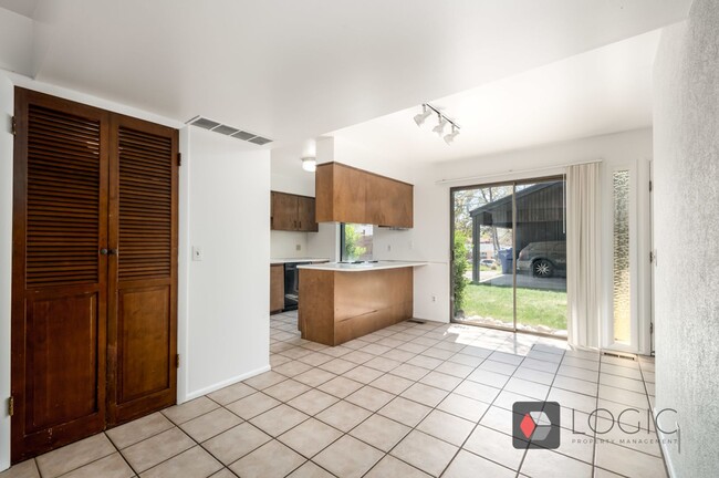 Building Photo - 1815 E Northwoodside Dr