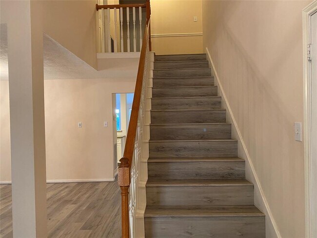 Building Photo - 215 W New Meadows Dr