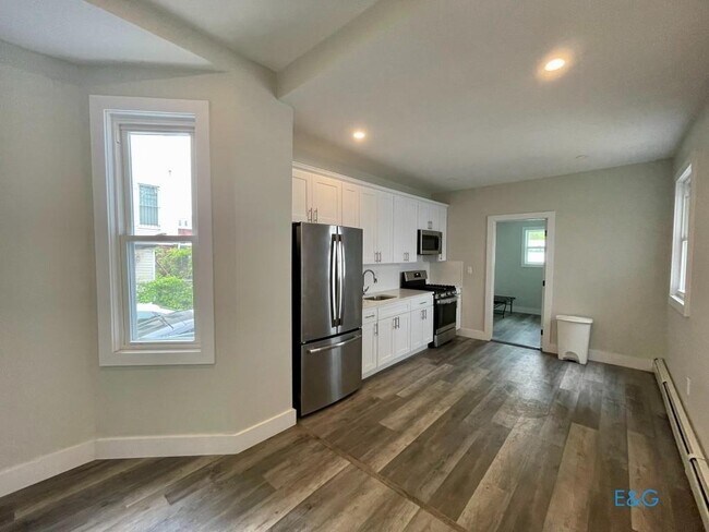 Foto del edificio - Gut Renovated 6 BRs + Finished basement, 2...