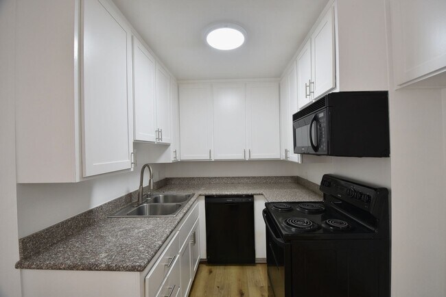 Foto del edificio - 12245 Chandler Blvd