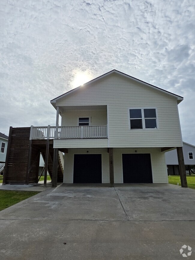 Building Photo - 6215 Red Oak Dr