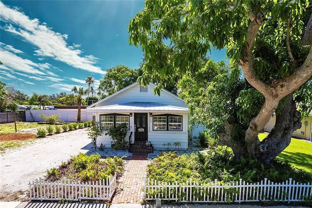 Foto principal - Updated Costal - Style home