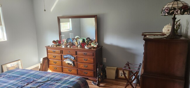 bed dresser - 310 Degas Dr