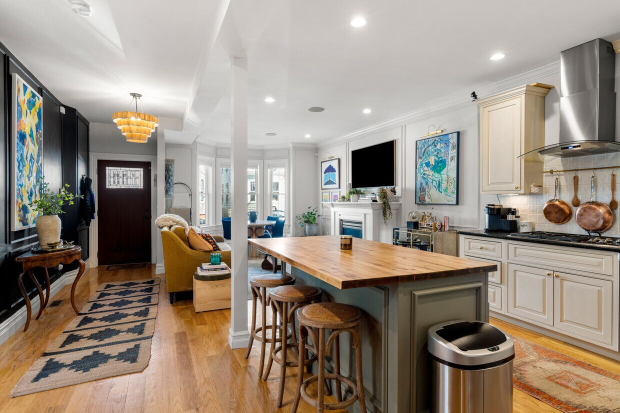 Foto principal - 687 E 6th St