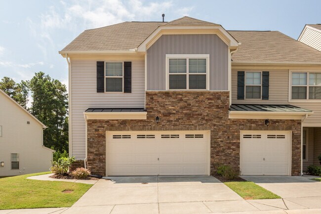 Building Photo - Fantastic, 3 bedroom end unit townhome wit...