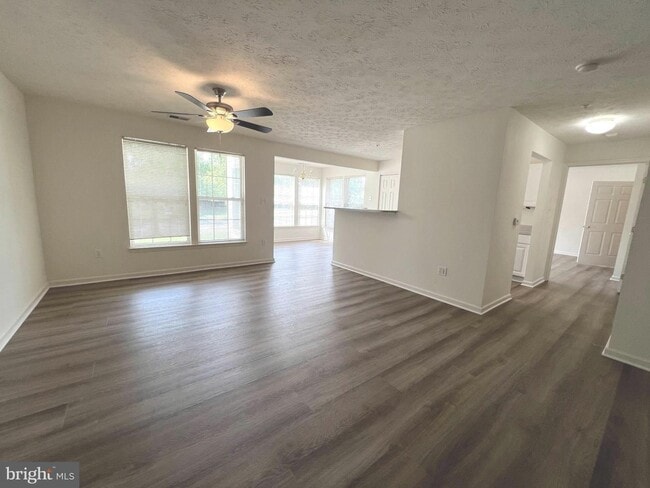 Building Photo - Gorgeous light filled 2 bedroom 2 bath con...