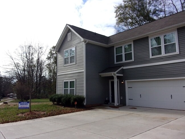 Building Photo - 2826 Capitol Dr