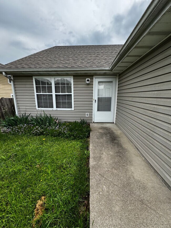 Building Photo - 460/462 Chris Dr.