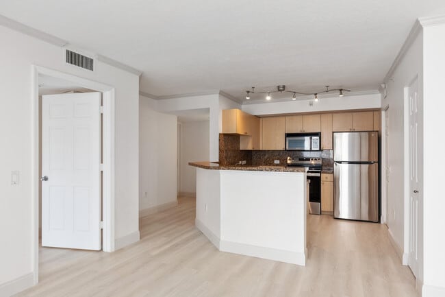 Building Photo - 810 Villa Cir