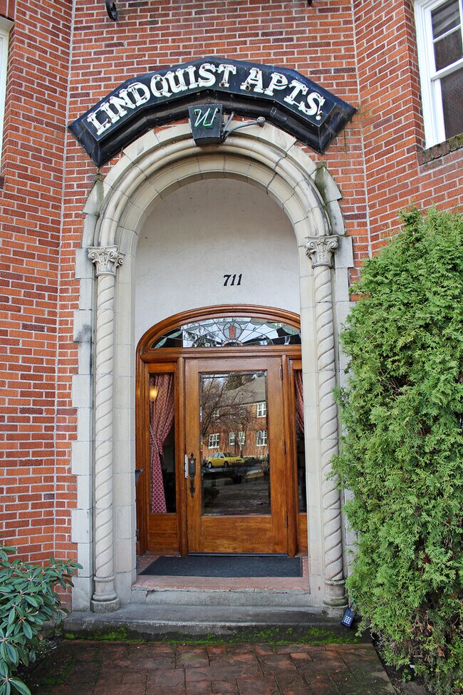 Building Photo - KERNS: Exquisite 2 Bed Condo w/Nice Update...