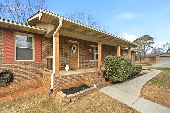 Building Photo - 1501 Woodbury Ct