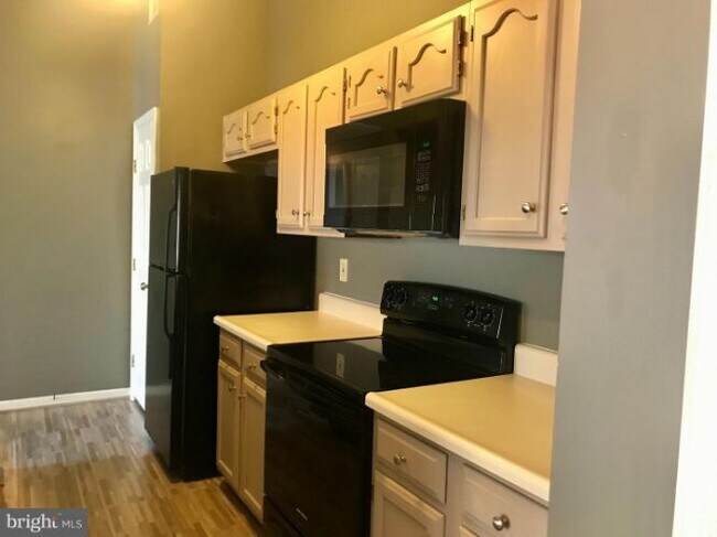 Building Photo - 1004 Markham Ct