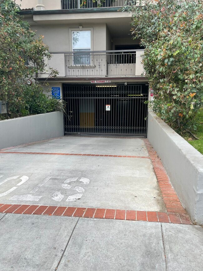Foto del edificio - 8121 Norton Ave