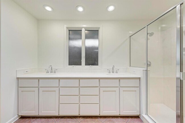 Foto del edificio - 2700 Addison Ave