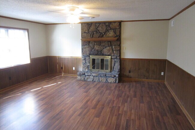 Building Photo - Now Leasing a 3-bedroom 2 bath home in Bar...